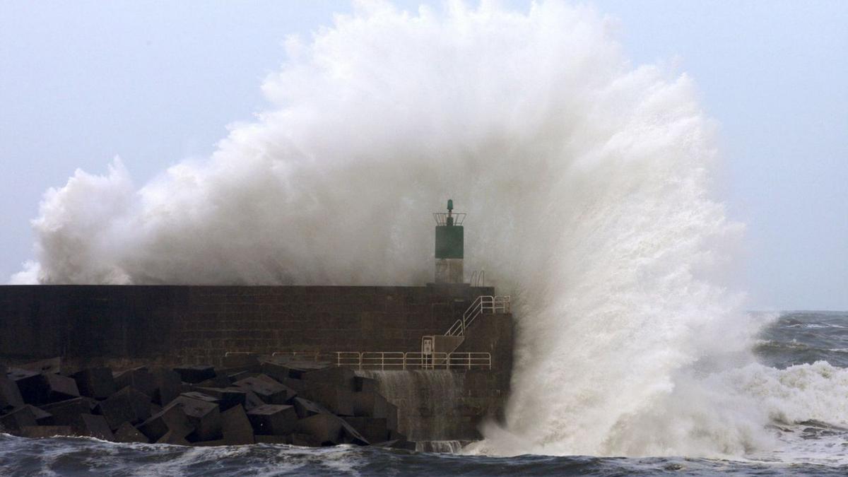 Las olas, en un temporal, baten contra el dique del puerto de A Guarda, que resultó dañado.