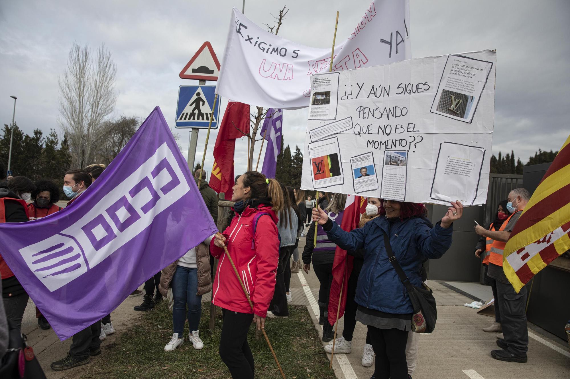 Protesta davant la fàbrica de Louis Vuitton a Campllong