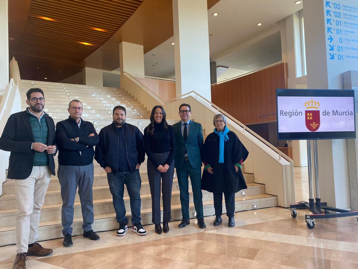 La consejera Conesa, con los representantes de las asociaciones del sector a nivel regional, este viernes.