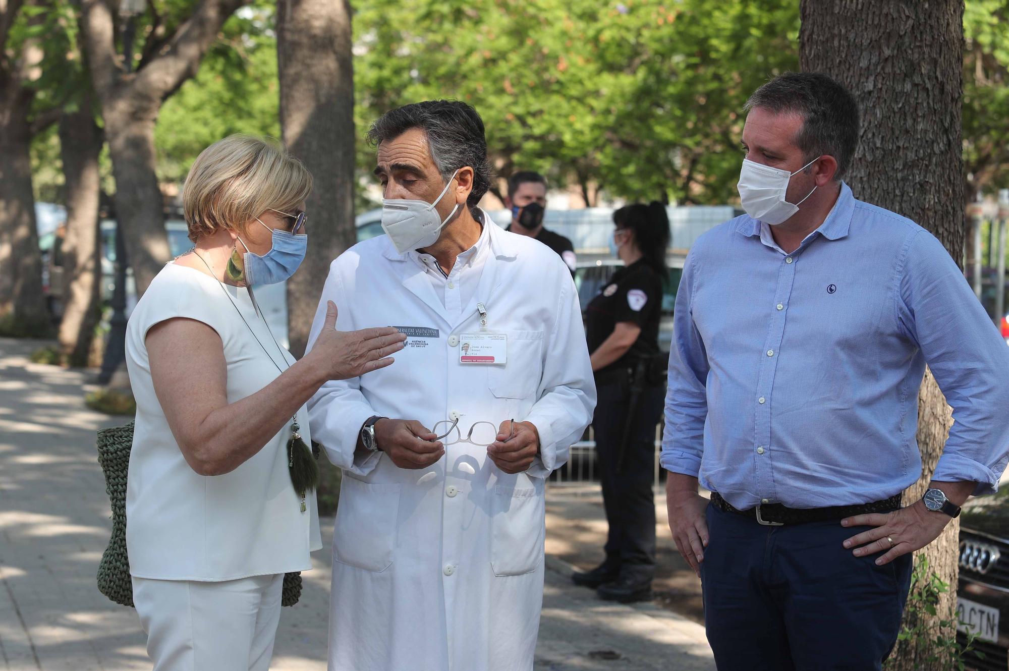 Ana Barceló visita las obras de ampliación del Hospital Clínico