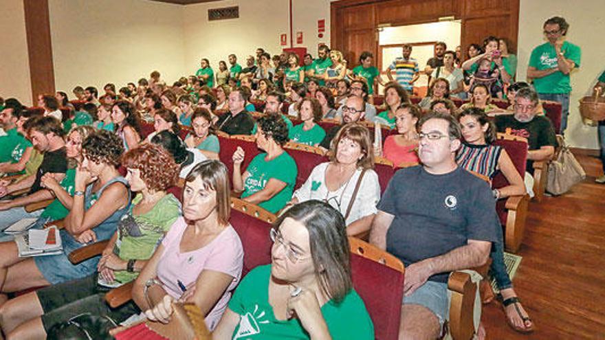 Imagen de profesores ayeren la asamblea celebrada en el auditorio de Porreres.