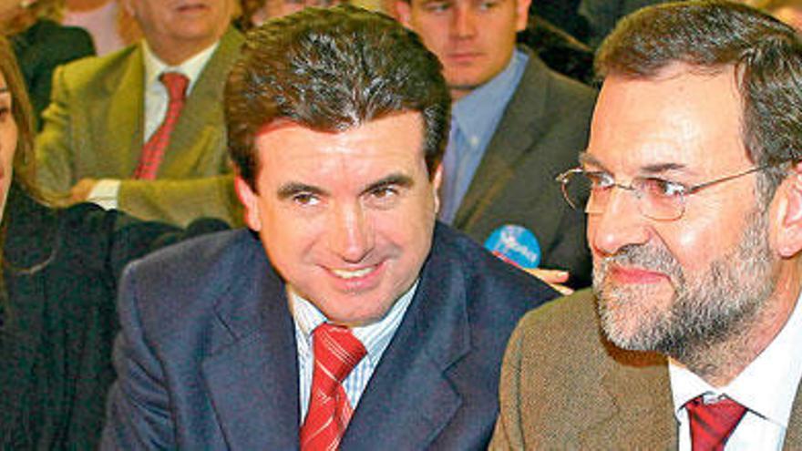 Maite Areal, su esposo Jaume Matas y Mariano Rajoy, en un mitin en 2004.