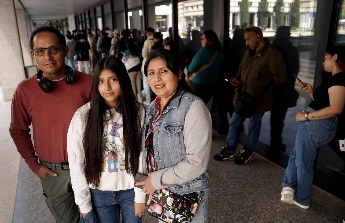 Milagros, su marido, y Luana, Perú. Colas en el Consorcio de Transportes de Madrid para solicitar documentos que ayuden en la regularización extraordinaria para personas migrantes en España.