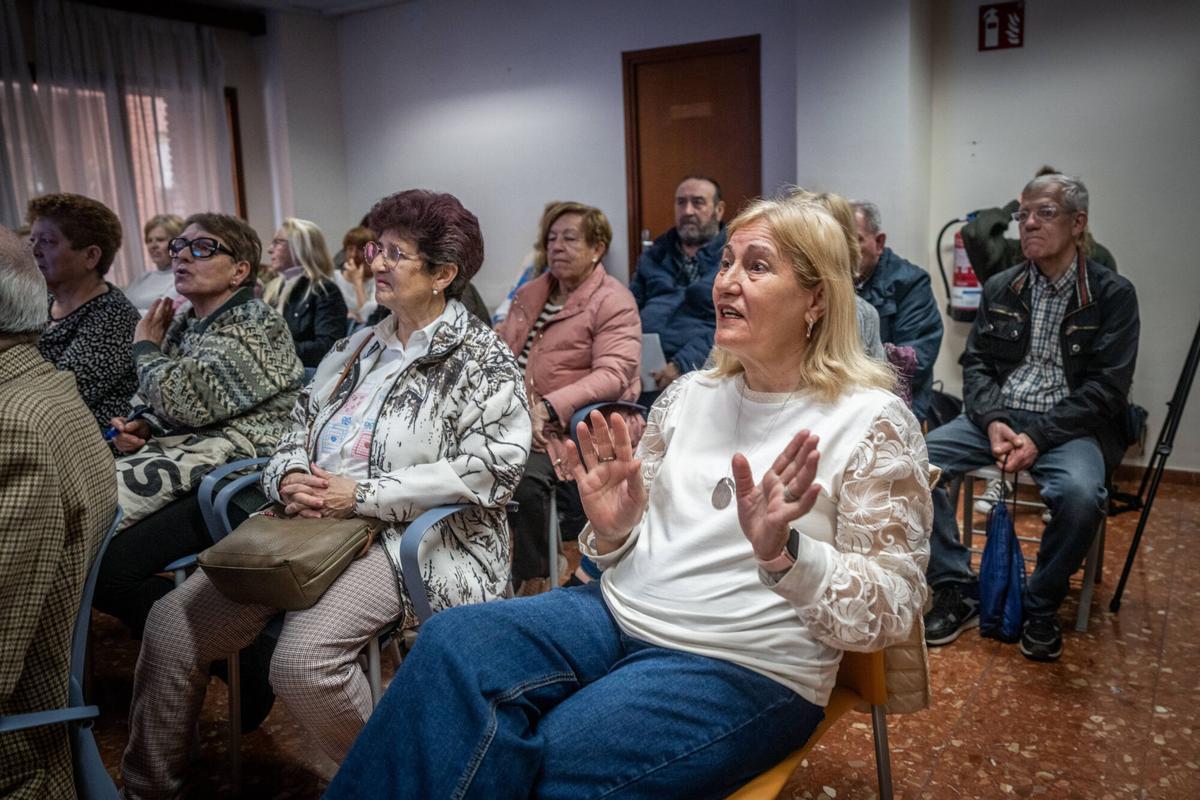 Dioni interviene en el taller 'EduMèdia' para ayudar detectar informaciones falsas, impartida por el Col·legi de Periodistes y la conselleria de Drets Socials, en el Centro Cívico de Santa Coloma de Gramenet.
