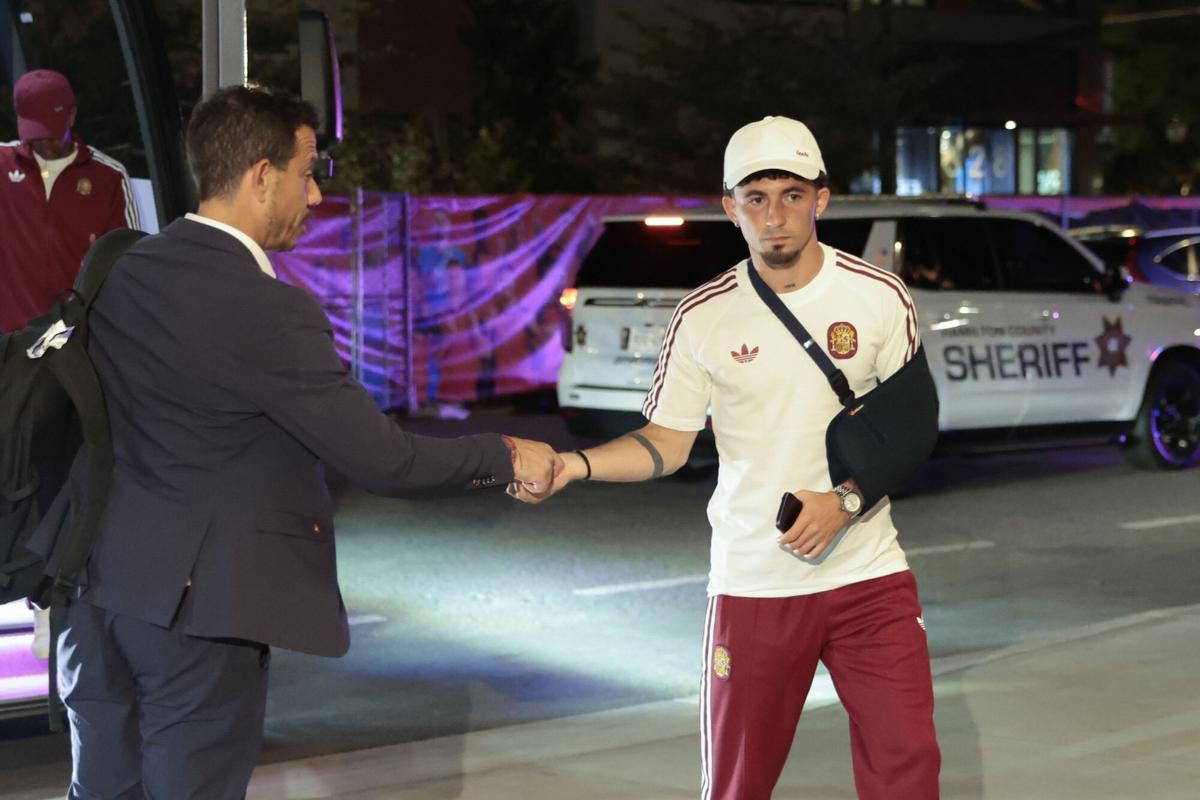 FOTODELDÍA CHATTANOOGA, 27/06/2026.- El jefe de los Servicios Médicos de la Real Federación Española de Fútbol, Claudio Vázquez Colomo (i), conversa con jugadores a su llegada al hotel de Chattanooga, tras el partido de anoche en Gadalajara (México) contra Uruguay. EFE/ Lavandeira Jr