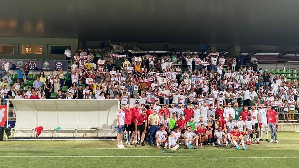 Equipo y afición del Llerenense tras el partido de la final en Las Rozas