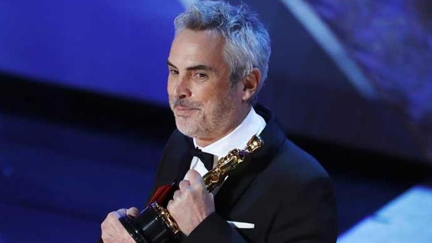 Alfonso Cuarón recibe el Oscar como mejor director.