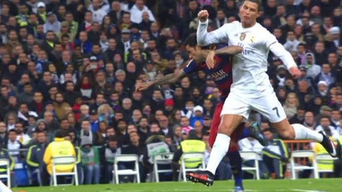 Cristiano le dio un codazo a Dani Alves