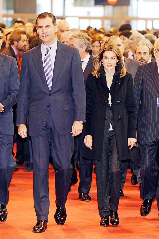 Letizia Ortiz con abrigo de Fay en Fitur 2012