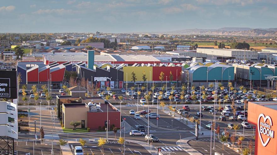 Productos oficiales a precio de outlet: vuelve la 'Pop Up store' del Real Zaragoza a La Torre Outlet