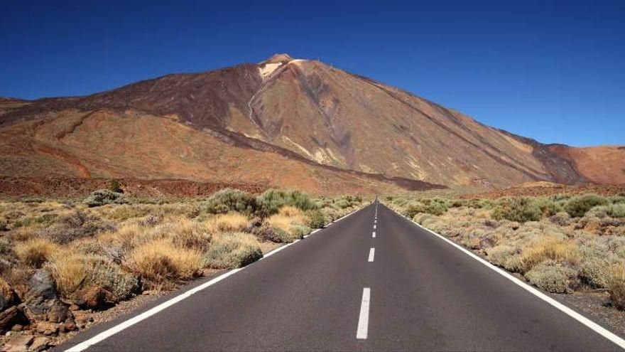 Una carretera de Tenerife situada junto al Teide.