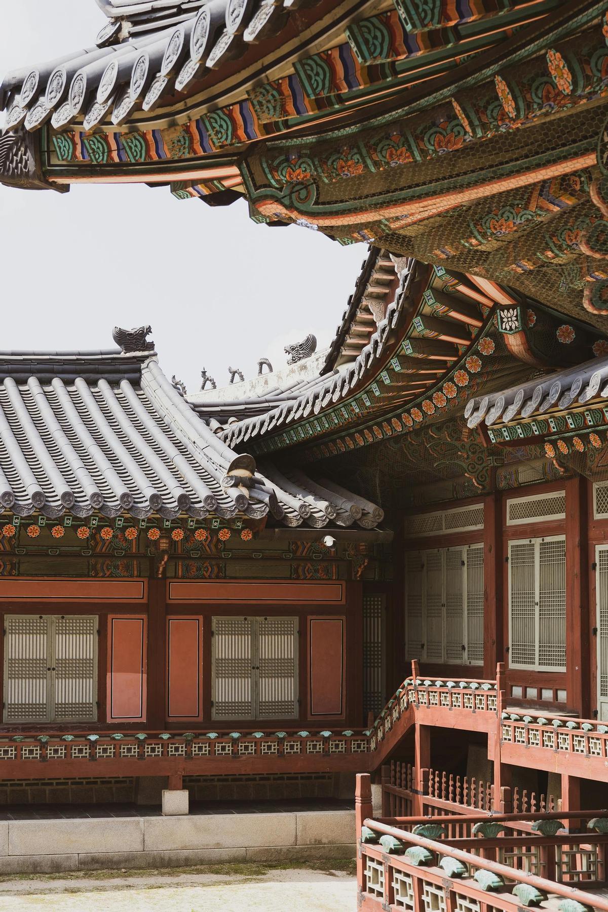 Los palacios de Seúl permiten descubrir la elegancia de la arquitectura tradicional coreana entre patios, pabellones y tejados ornamentados.