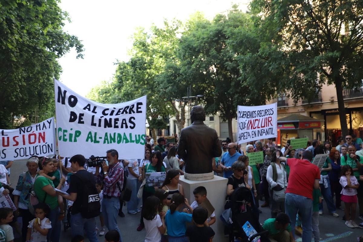 Concentración en Gran Capitán a favor y defensa del La educación pública convocada por USTEA Y FAMPA
