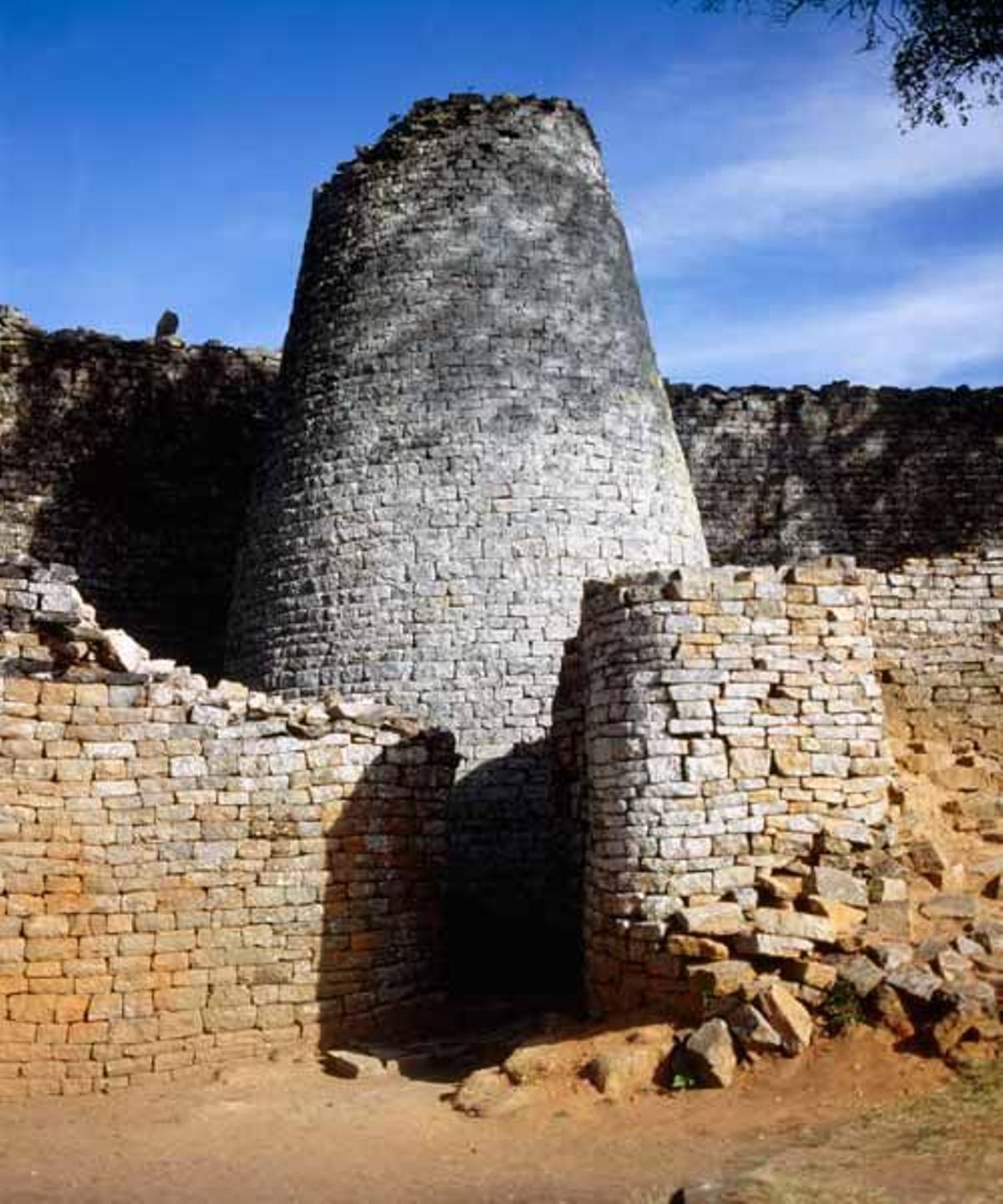 Una torre cónica en Gran Zimbabwe.
