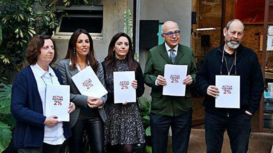 Els portaveus d&#039;Actua Cultura, Isabel Vidal, en arts escèniques; Joan Sala, del sector del llibre; Joan Anton Maragall, en art; Eva Faustino, en música, i Montserrat Bou, pel que fa al sector audiovisual.