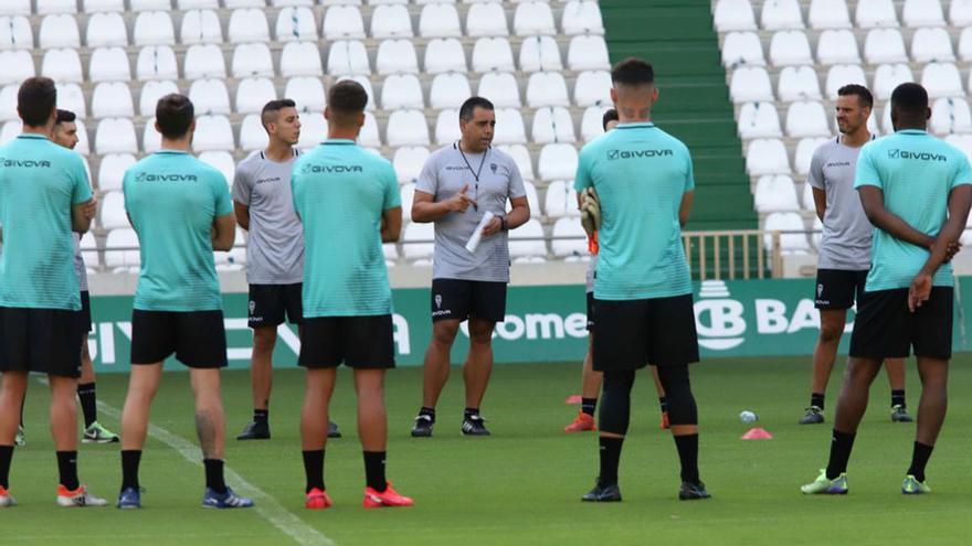 Crespo dirige sus primeras palabras a la plantilla en el inicio de la pretemporada del Córdoba CF.