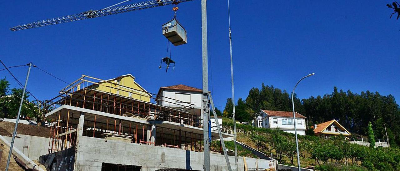 Los trabajos de construcción de una nueva vivienda en la parroquia de Beluso. |   // GONZALO NÚÑEZ