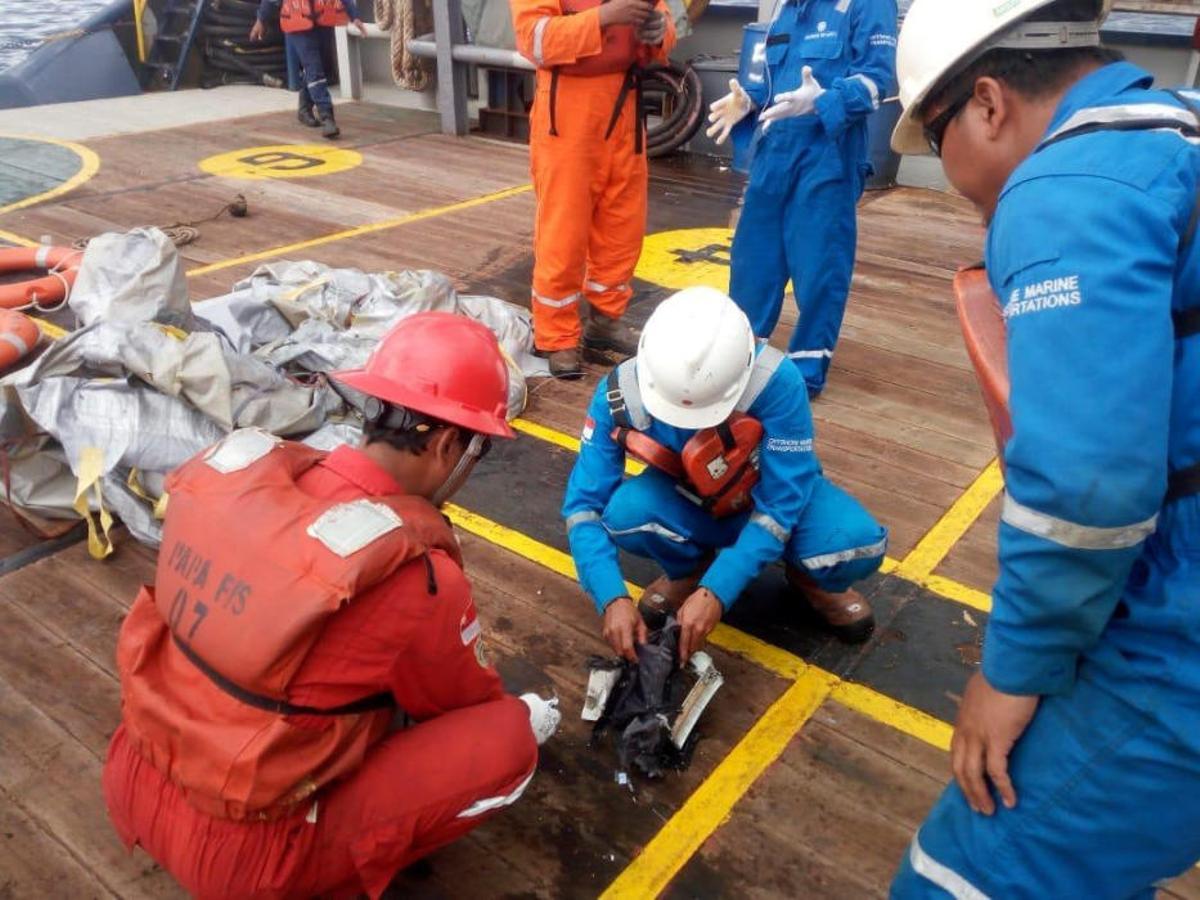Un avió s'estavella al mar de Java a Indonèsia