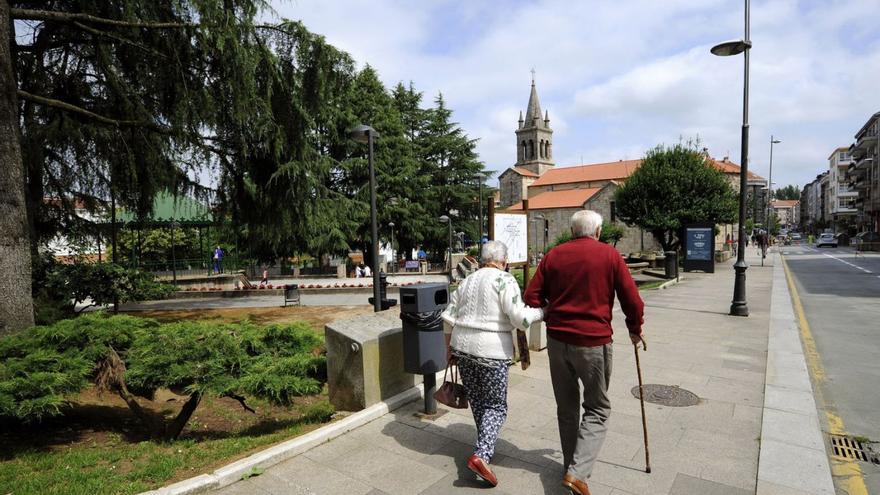 Una pareja de personas mayores en Lalín. |  Bernabé/Javier Lalín