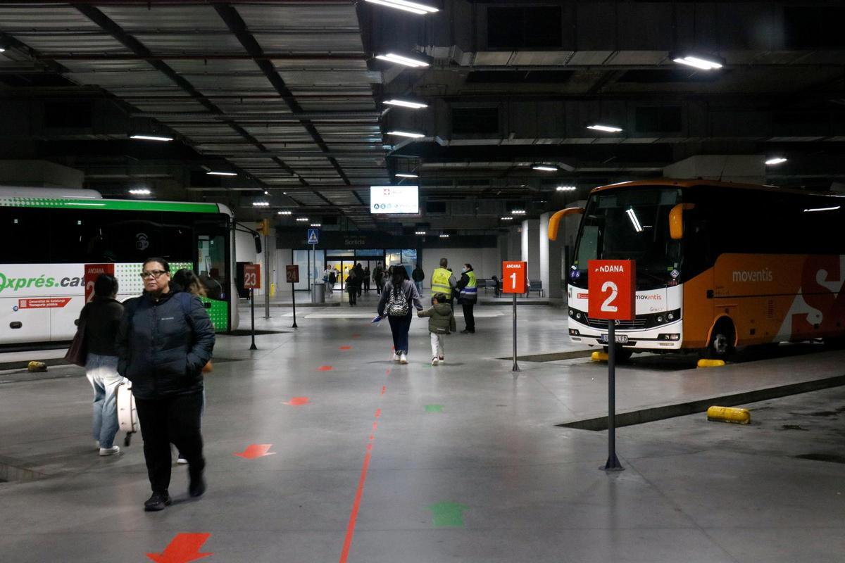 Les fotos de les estacions de tren i autobús de Girona durant l'aturada de Rodalies