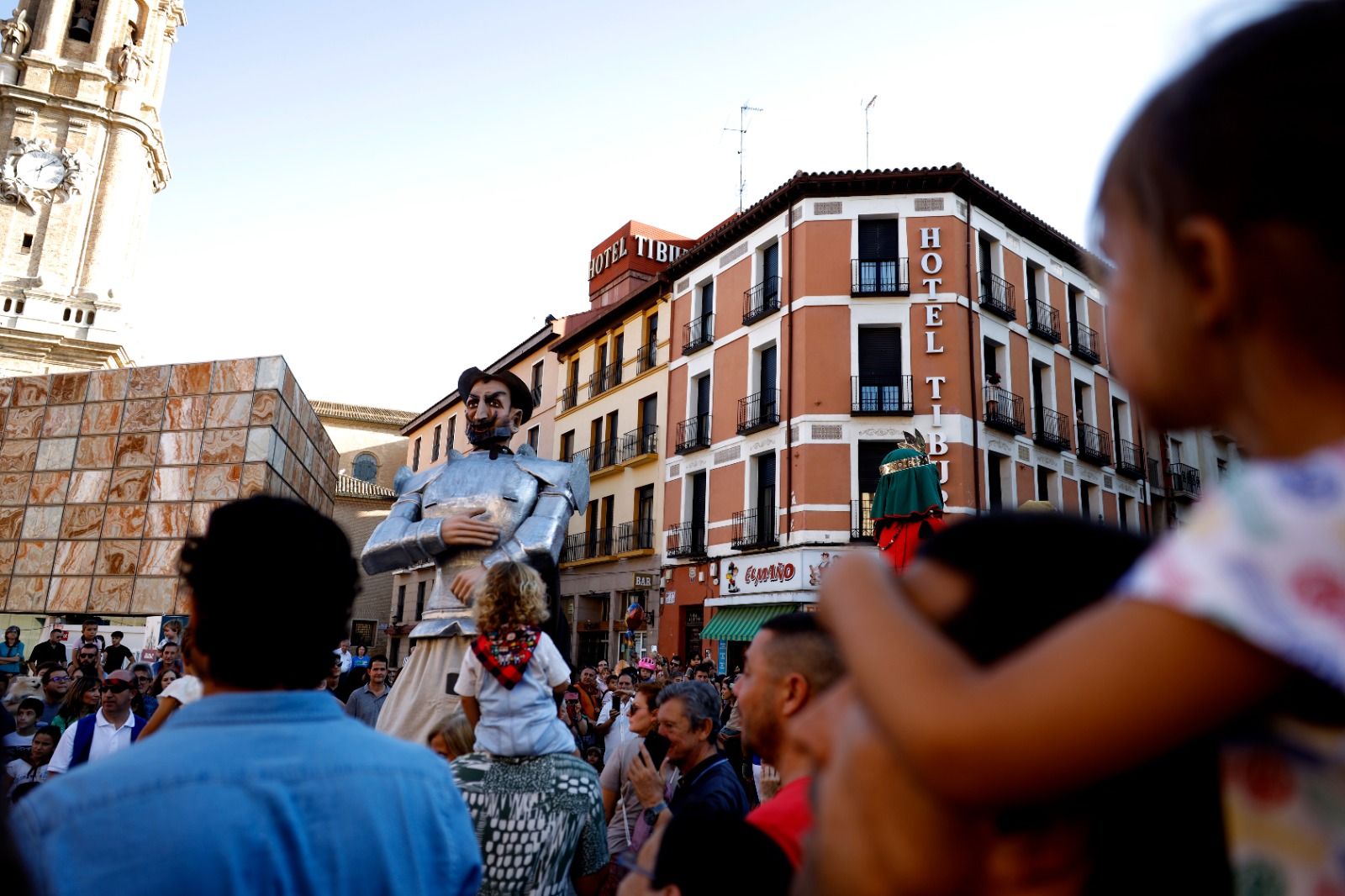 En imágenes | La comparsa de gigantes y cabezudos se da un baño de masas