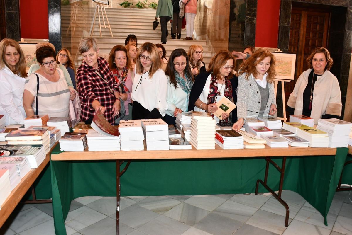 Concepción Cedillo (derecha), presidenta de la Diputación en una de las actividades del Día del Libro
