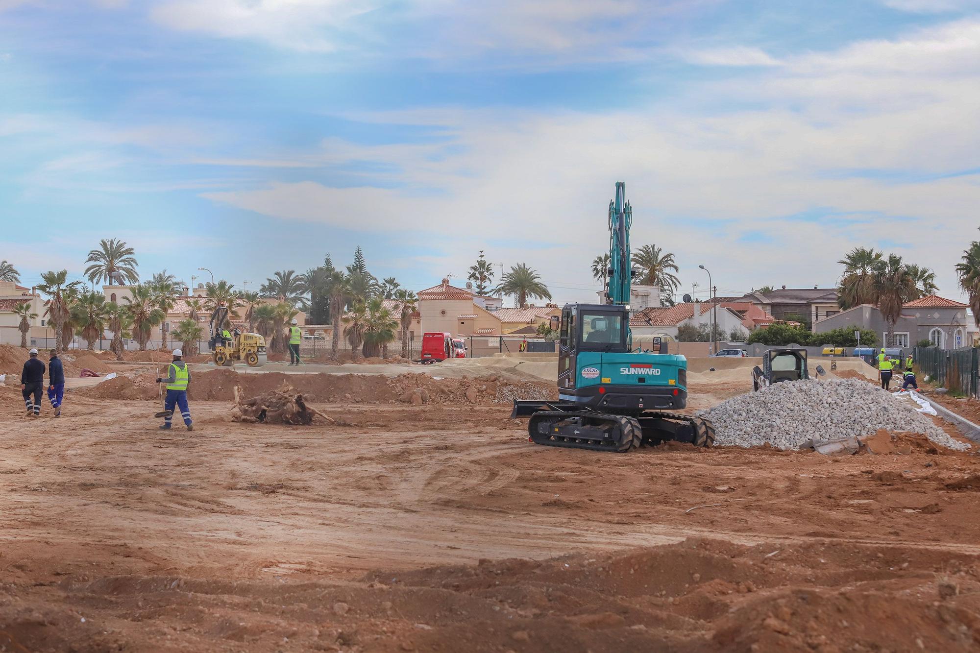 Así van las Obras del  parque La Siesta de la urbanización de San Luís en Torrevieja