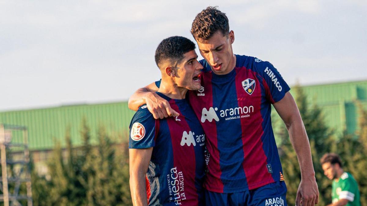 Agustín Juárez y Sergio Armero celebran el gol de este.