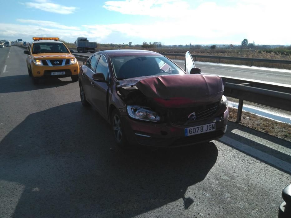 La Policia Local de Dolores y Almoradí desvía el tráfico mientras se retira de la calzada cientos de kilos de vídrio