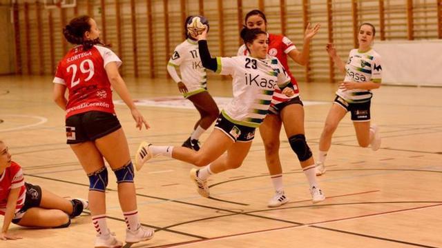 La central Tamara Seijas efectúa un lanzamiento de 6 metros en un partido anterior. |  // BALONMANO MADRID