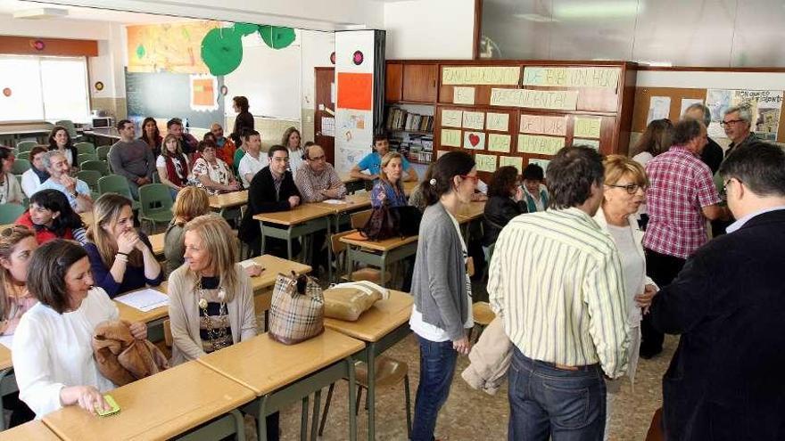 Aistentes a la asamblea celebrada ayer en el colegio San José de la Guía. // Marta G. Brea