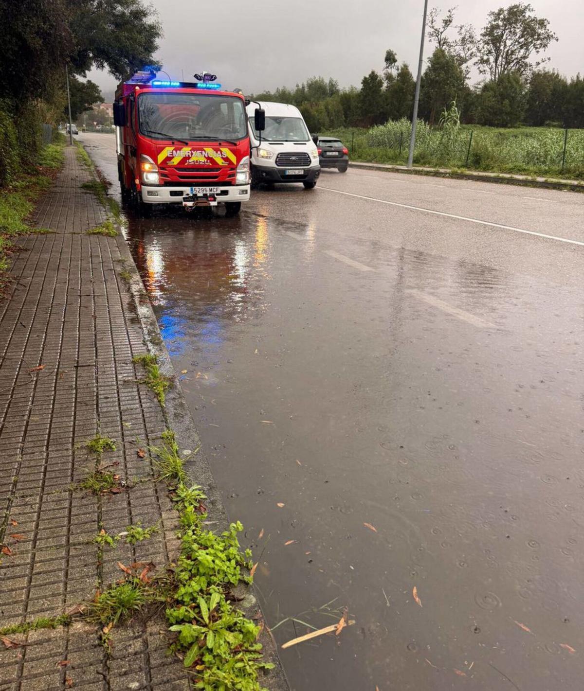 Cables desprendidos por el viento en Cangas. |  FdV