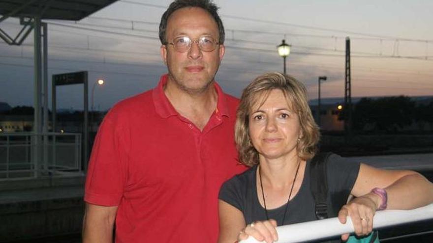 Isabel Aracil y su marido a la salida de la estación de tren de Villena.