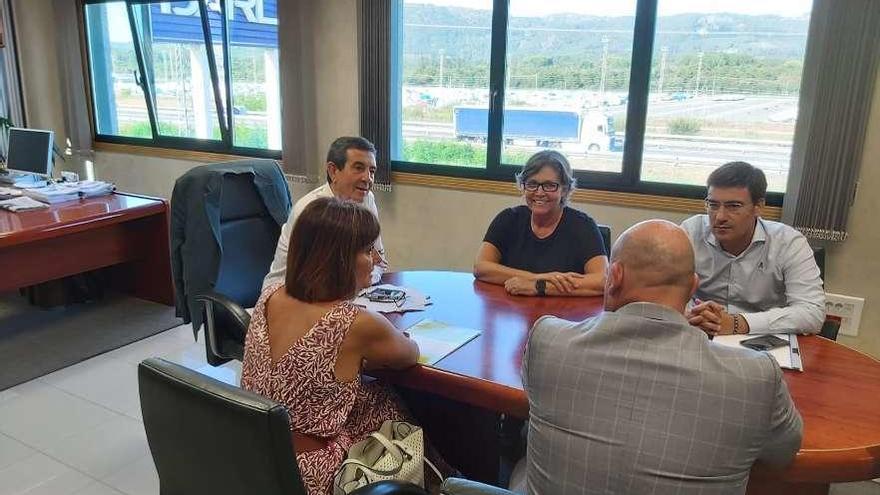 La alcaldesa, Eva García, y el presidente del Polígono, Indalecio Cuevas, en la reunión para abordar la problemática y retomar el proyecto de la Escuela Infantil de A Granxa. // D. P.