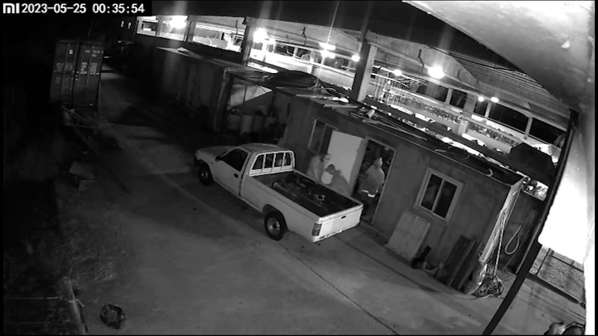 Ladrones robando robando gasolina y herramientas en Frades