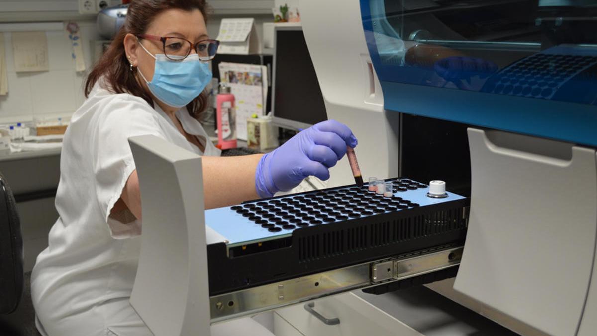 Una tècnica del laboratori de l&#039;hospital de Palamós posant una mostra de PCR a la nova màquina que analitza les proves