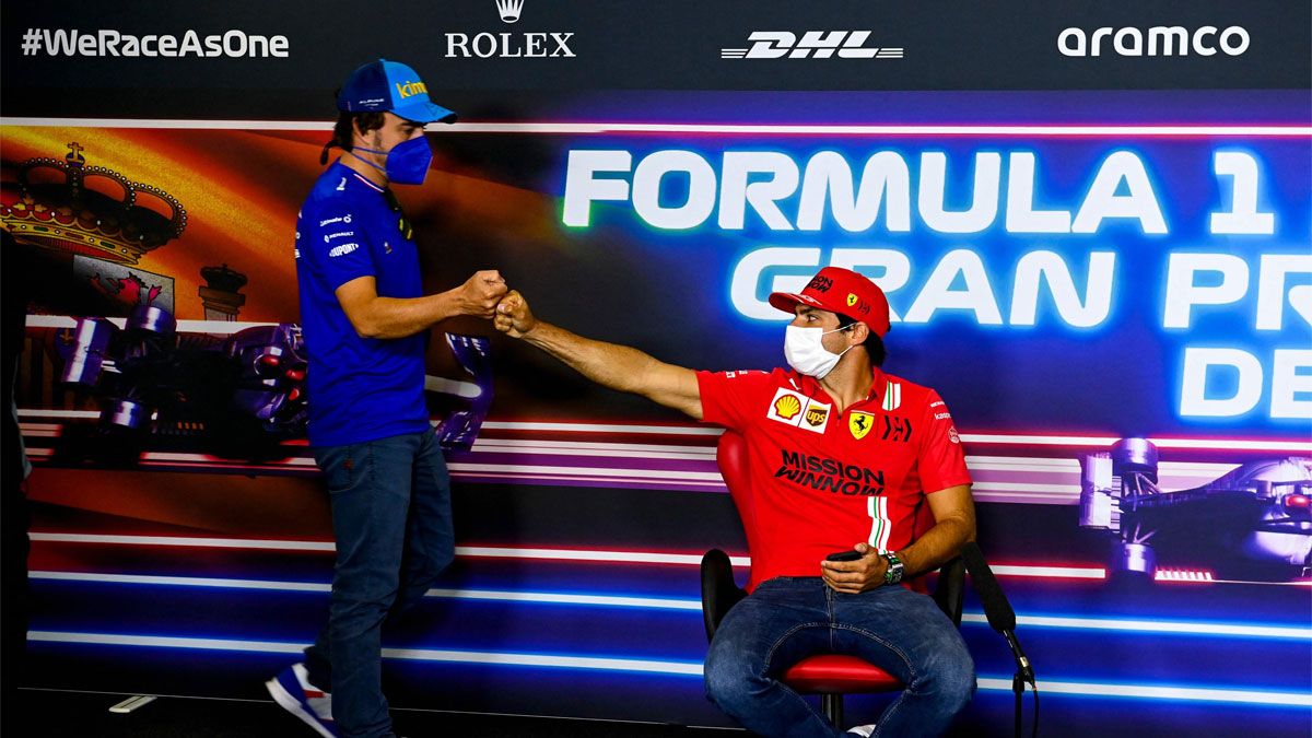 Alonso y Sainz se saludan amistosamente en la rueda de prensa del GP de España