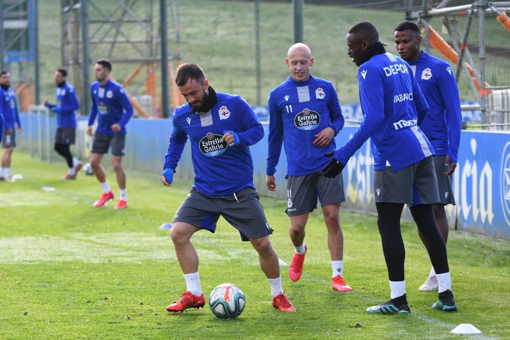 El Deportivo regresa a los entrenamientos tras el descanso con una sesión de larga duración sobre el cesped.