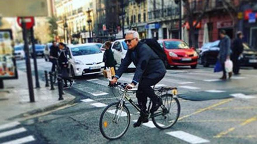 Joan Ribó en bicicleta. Foto: Alberto Soler