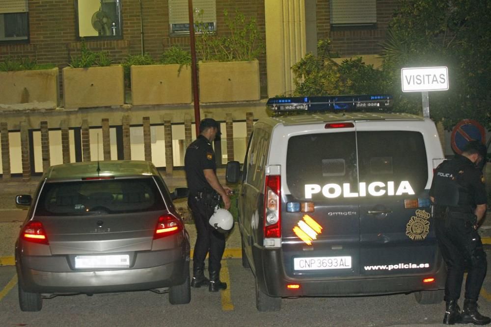 En busca de los 30 internos del CIE de Murcia fugados