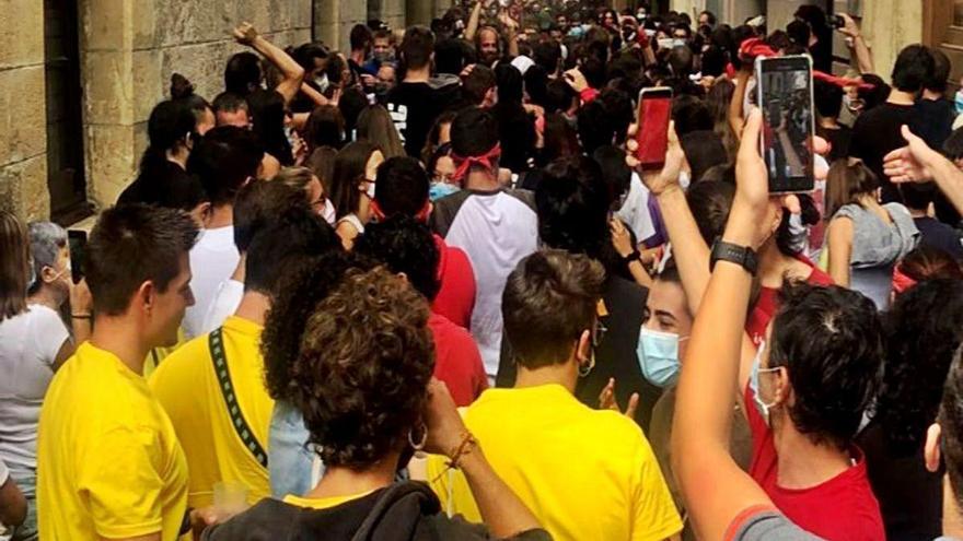 Una multitud celebrando la fiesta mayor de Vilafranca del Penedés, apretados en calles estrechas.