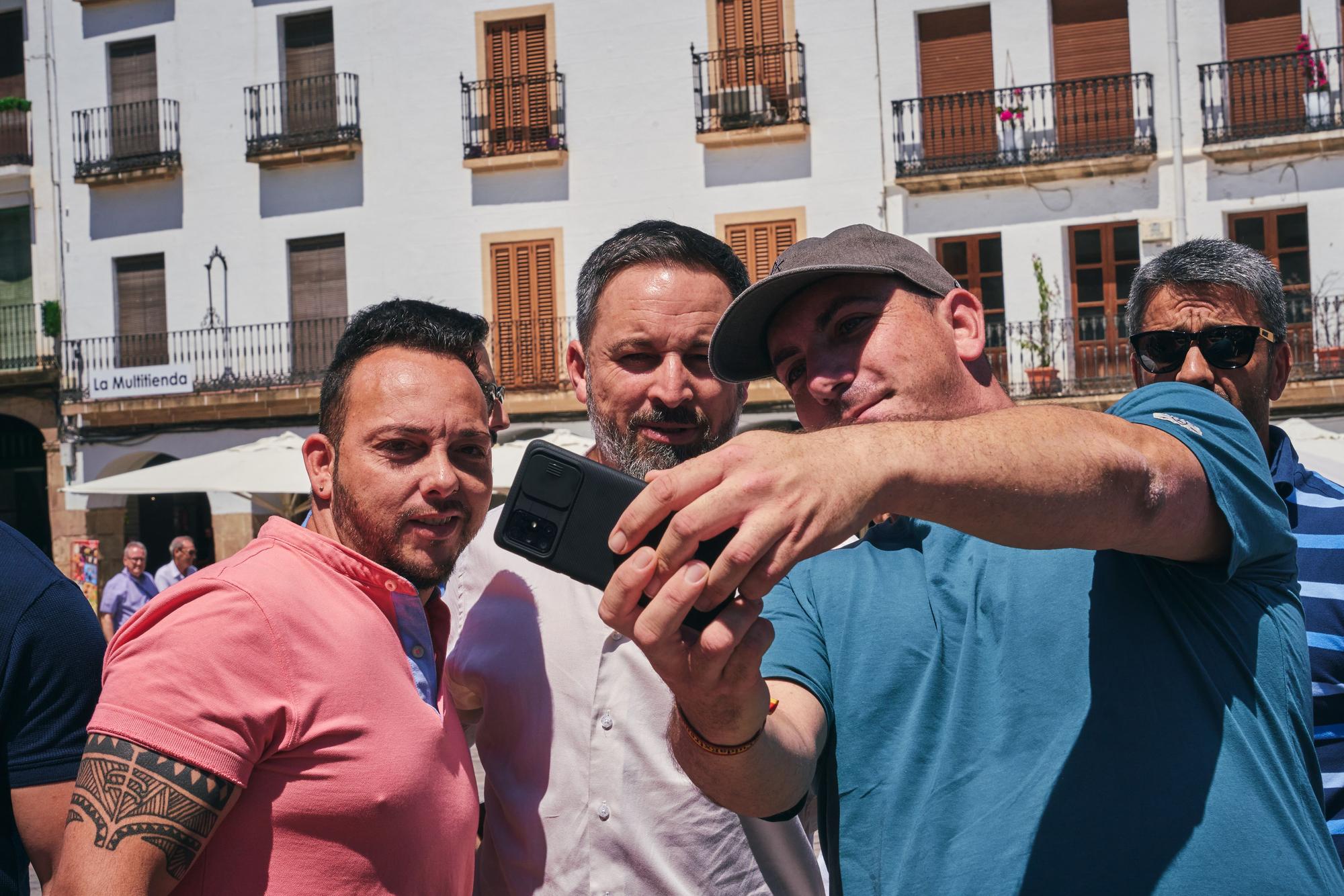 Fotogalería | Así ha sido la visita de Santiago Abascal a Cáceres
