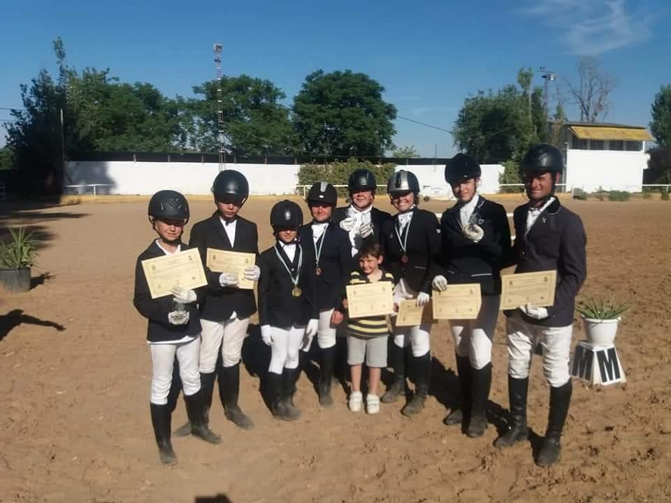 Parte del equipo de Centro Hípico Ciudad de Cáceres en un Campeonato de Extremadura.