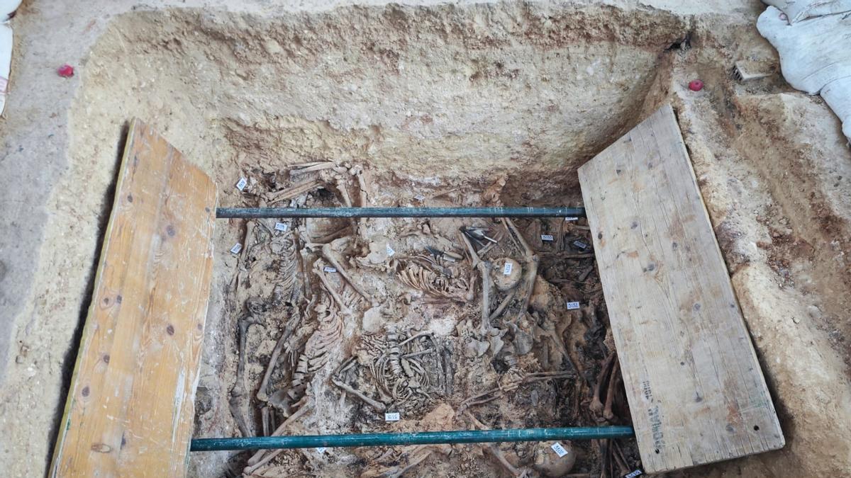 Fosa 96 del cementerio de Paterna, con los cuerpos de los represaliados