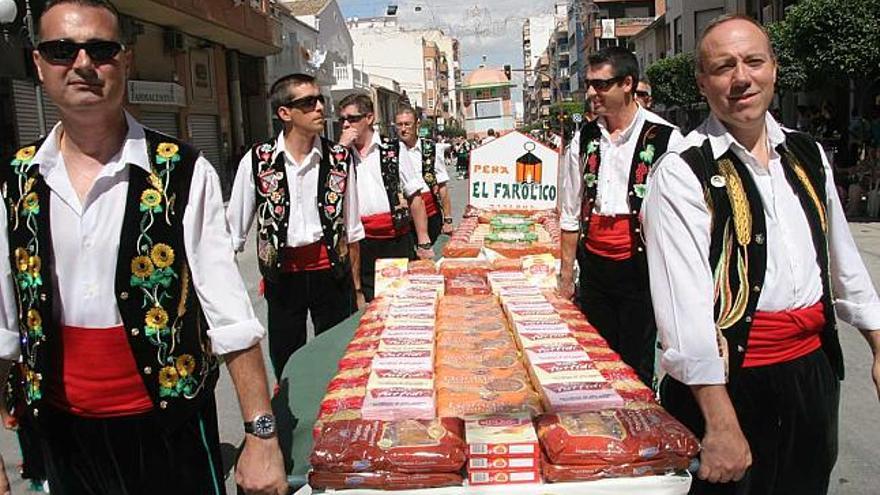 Las comparsas de Villena muestran su generosidad en la ofrenda a la Virgen