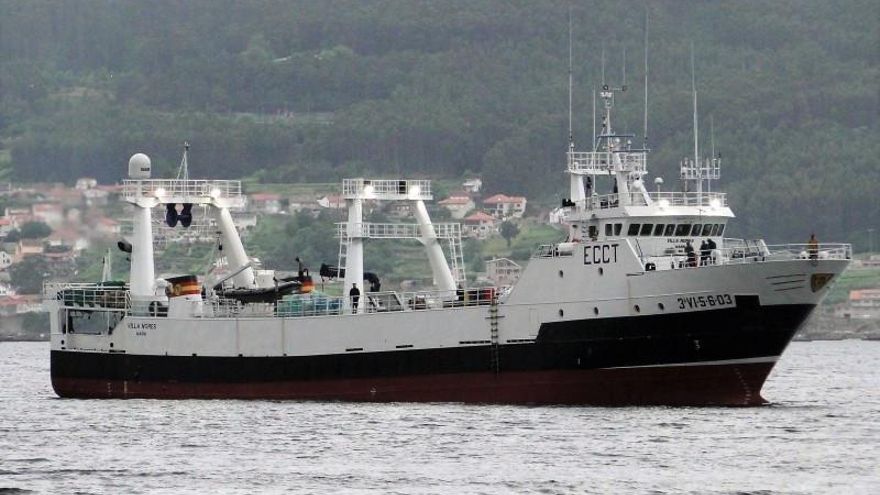El pesquero &quot;Villa Nores&quot;, auxiliado a siete millas de las Cíes