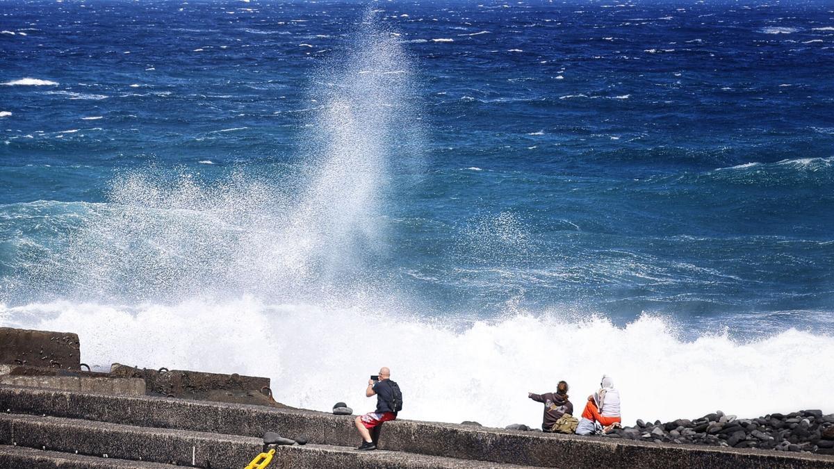 Todas las fotos del paso de la borrasca 'Nuria' en Canarias: Puerto de la Cruz