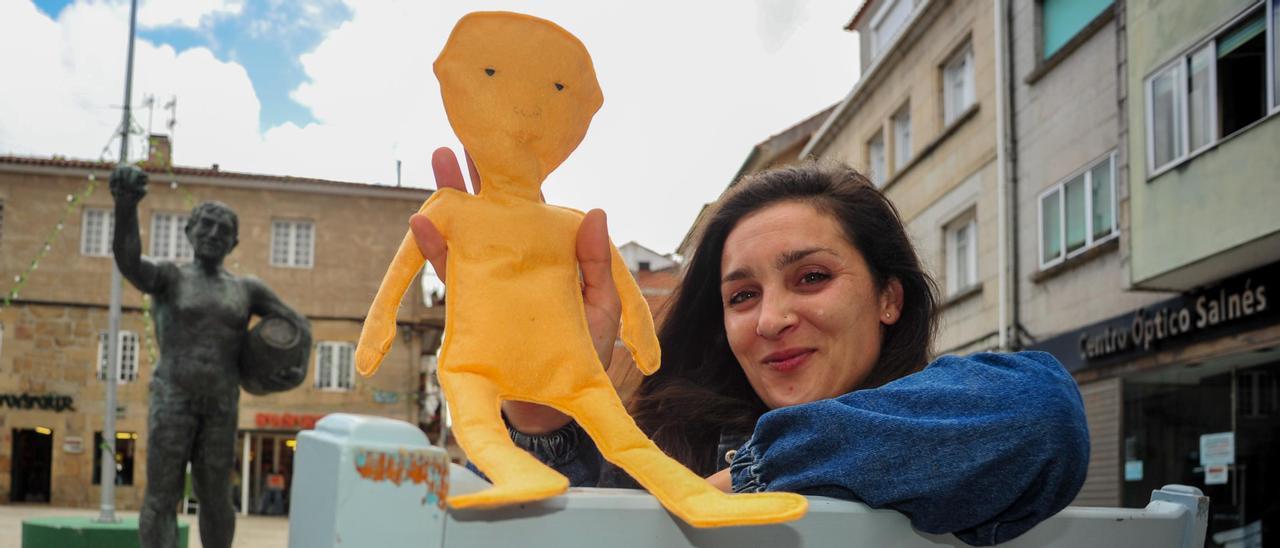 Sara Iglesias muestra el muñeco que ha patentado, ayer