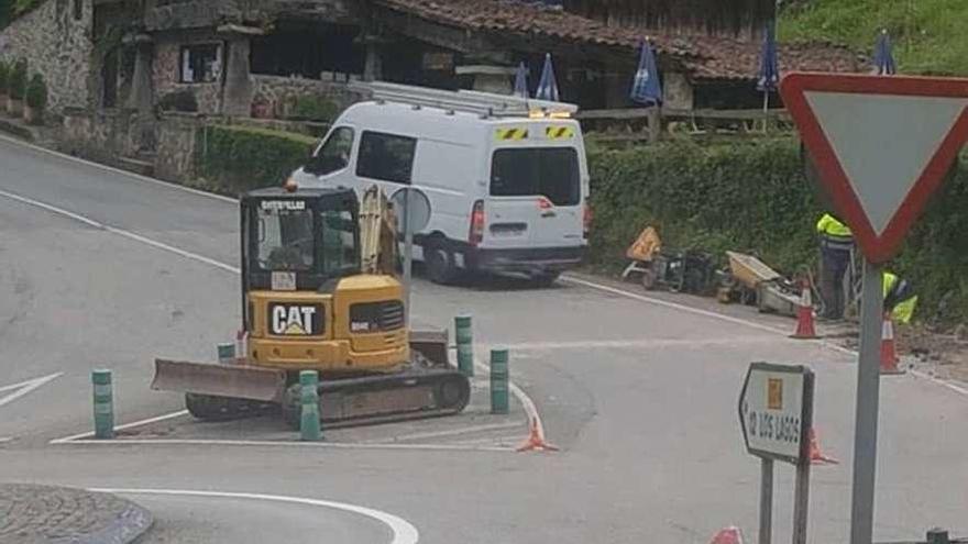 Obras para instalar la barrera de subida a los lagos de Covadonga estos días.