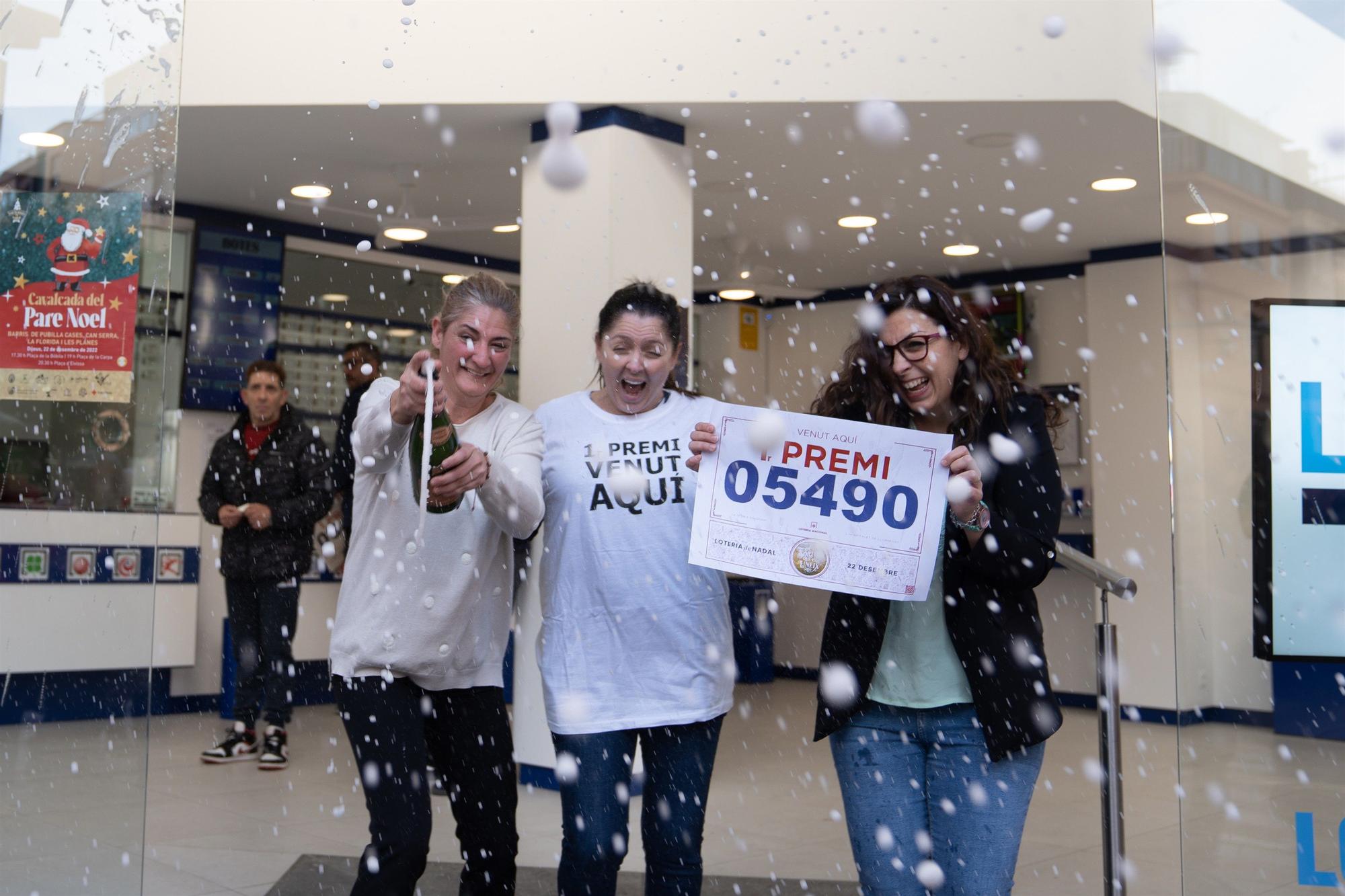 La administración número 13 de L'Hospitalet de Llobregat pellizca el Gordo del Sorteo Extraordinario de Lotería de Navidad.